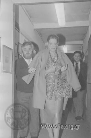 Επίσκεψη Μελίνας Μερκούρη στο θεατρικό μουσείο. Δίπλα της ο Κωστής Στάβαρης.
