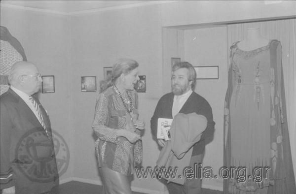 Επίσκεψη Μελίνας Μερκούρη στο θεατρικό μουσείο. Δίπλα της ο Κωστής Στάβαρης. Αριστερά ο Αλέκος Σακελλάριος.