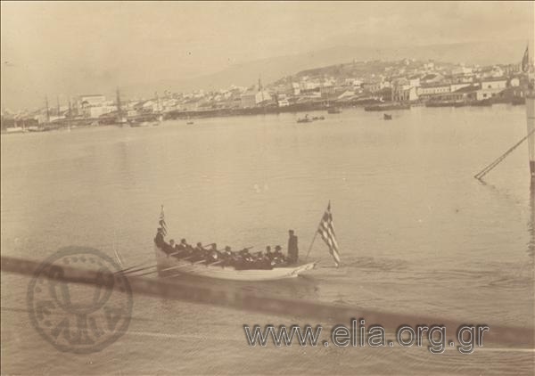 Λέμβος πλοίου του ελληνικού πολεμικού ναυτικού μεταφέρει τον υπουργό Ναυτικών, Β. Βουδούρη.