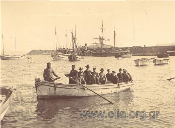 Άνδρες σε βάρκα, στο λιμάνι.