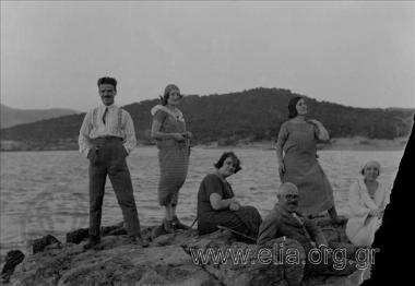 Κατασκήνωση. Η συντροφιά στα βράχια.