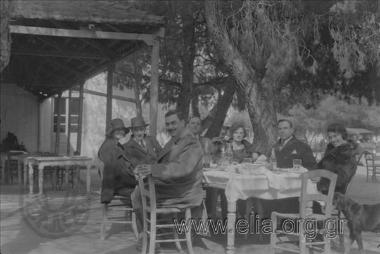 Συντροφιά σε υπαίθριο τραπέζι.Από δεξιά η Άννα Bimba Γεωργαντά, ο Παντελής Βαφιαδάκης, η Ελένη Γεωργαντά, ο Μιχάλης Γεωργαντάς. Τα άλλα τρία πρόσωπα της παρέας είναι άγνωστοι.