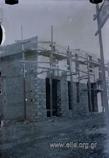 Νεοανεγειρόμενη οικία.