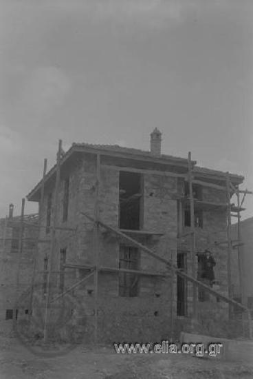 Νεοανεγειρόμενη οικία.