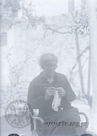 Λιλλή Βαφιαδάκη το γένος Ζερβουδάκη, μητέρα του φωτογράφου στο σπίτι της στην οδό Τιμολέοντος.