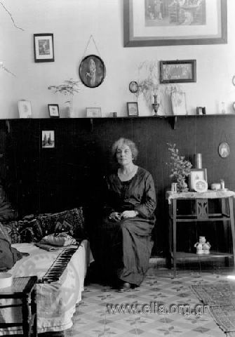 Λιλλή Βαφιαδάκη το γένος Ζερβουδάκη, μητέρα του φωτογράφου στο σπίτι της στην οδό Τιμολέοντος.