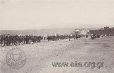 28 Απριλίου. Άφιξη του Αλέξανδρου Ζαΐμη, ύπατου αρμοστή, στο πεδίο του Άρεως για επιθεώρηση του α' τάγματος της Κρητικής Πολιτοφυλακής.