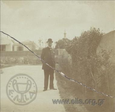 Ο Αλέξανδρος Ζαΐμης ύπατος αρμοστής στον κήπο του σπιτιού του.