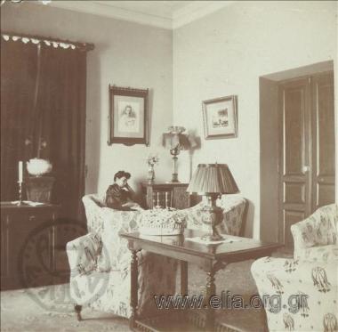 Η νύφη του ύπατου αρμοστή Αλέξανδρου Ζαΐμη, στο γραφείο του αρμοστή.