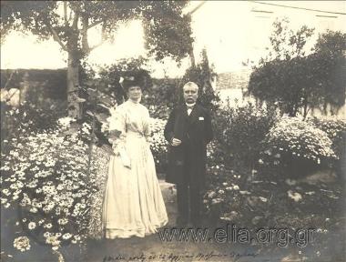 Ο Αλέξανδρος Ζαΐμης, ύπατος αρμοστής, με άγνωστη στον κήπο του αγγλικού προξενείου στη Χαλέπα.