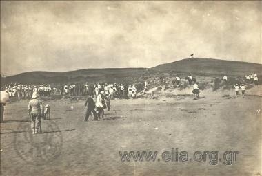 17 Μαΐου. Διεθνείς σκοπευτικοί αγώνες. Διεθνές απόσπασμα και Κρήτες χωροφύλακες αποδίδουν τιμές στον ύπατο αρμοστή Αλέξανδρο Ζαΐμη.
