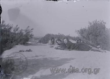 Συντροφιά στην παραλία.Σε πρώτο πλάνο η Ελένη Γεωργαντά.