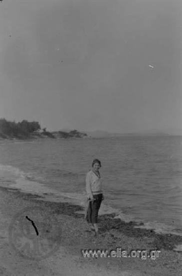 Γυναίκα στην παραλία.