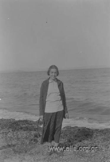 Γυναίκα στην παραλία.