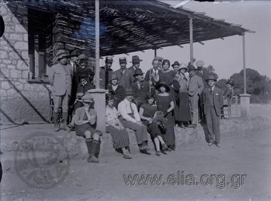 Εκδρομικό γκρουπ σε υπαίθριο εστιατόριο.Πρώτος δεξιά ο Παντελής Βαφιαδάκης.