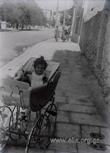 Μωρό σε καρότσι.