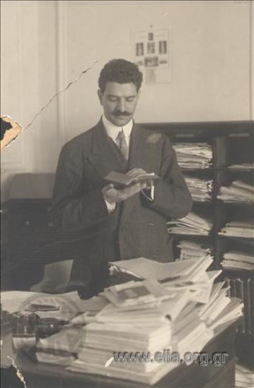 Ο Ανδρέας Μιχαλακόπουλος στο γραφείο του.