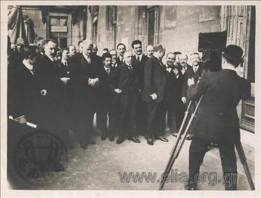 Ο Ανδρέας Μιχαλακόπουλος ανάμεσα σε ξένους πολιτικούς και διπλωμάτες, μπροστά στο φακό του φωτογράφου.