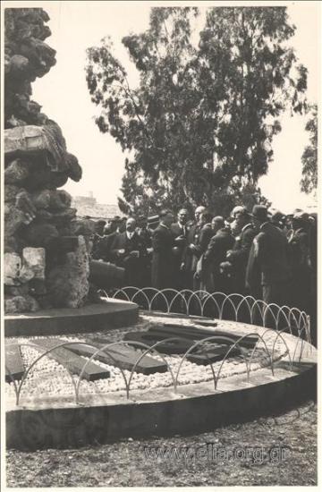 Ο Ανδρέας Μιχαλακόπουλος στο μνημείο των Φιλελλήνων, στον κήπο των Ηρώων.