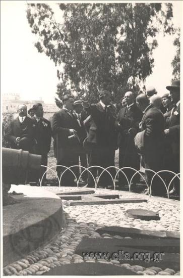 Ο Ανδρέας Μιχαλακόπουλος στο μνημείο των Φιλελλήνων, στον κήπο των Ηρώων.