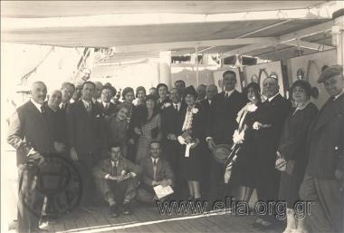 Ο Ανδρέας Μιχαλακόπουλος με συντροφιά σε ιδιωτικό σκάφος.