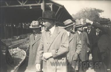 Επίσκεψη Ανδρέα Μιχαλακόπουλου στην Αλεξάνδρεια. Επίσημοι σπεύδουν στην αποβάθρα για την υποδοχή.