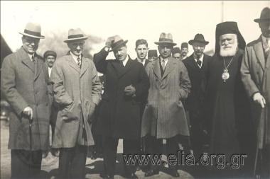 Επίσκεψη Ανδρέα Μιχαλακόπουλου - αντιπροέδρου της κυβέρνησης Βενιζέλου - στην Αλεξάνδρεια. Οι επίσημοι στην αποβάθρα για την υποδοχή . Ανάμεσά τους και ο Πατριάρχης Αλεξανδρείας.