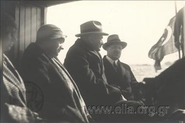 Επίσκεψη Ανδρέα Μιχαλακόπουλου - αντιπροέδρου της κυβέρνησης Βενιζέλου - στην Αλεξάνδρεια. Η ατμάκατος μεταφέρει τον Μιχαλακόπουλο στην αποβάθρα.