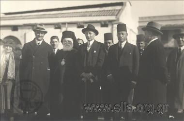 Επίσκεψη Ανδρέα Μιχαλακόπουλου - αντιπροέδρου της κυβέρνησης Βενιζέλου - στην Αλεξάνδρεια. Ο Ανδρέας Μιχαλακόπουλος μπροστά στο Μέγαρο του Διοικητηρίου.