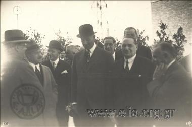 Επίσκεψη Ανδρέα Μιχαλακόπουλου - αντιπροέδρου της κυβέρνησης Βενιζέλου - στην Αλεξάνδρεια. Ο Ανδρέας Μιχαλακόπουλος στην είσοδο του Ιερού Ναού 