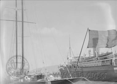 Λιμάνι. Αριστερά το γαλλικό ιστιοπλοϊκό 