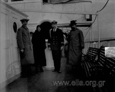 Παρέα στο κατάστρωμα πλοίου. Στό κέντρο, ανθυποπλοίαρχος.
