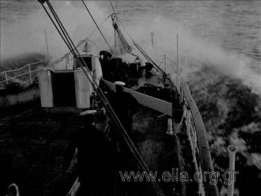 Στην πλώρη πλοίου του Πολεμικού Ναυτικού.