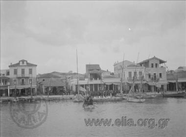 Στρατεύματα στο λιμάνι νησιού.