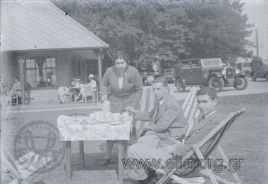 Η Σεμίρα Βαφιαδάκη, άγνωστος και ο Στέφανος Εμπεδοκλής (πρώτο πλάνο).