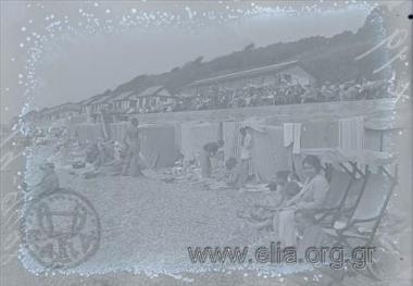 Λουόμενοι. Η Σεμίρα Βαφιαδάκη σε πρώτο πλάνο.