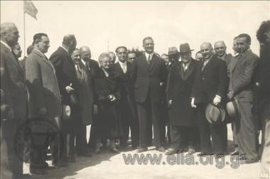 Επίσκεψη Ανδρέα Μιχαλακόπουλου - αντιπροέδρου της κυβέρνησης Βενιζέλου - στην Αλεξάνδρεια. Ο Ανδρέας Μιχαλακόπουλος και επίσημοι στη Σχολή Σατ-Μπέι.