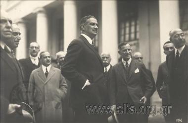Επίσκεψη Ανδρέα Μιχαλακόπουλου - αντιπροέδρου της κυβέρνησης Βενιζέλου - στην Αλεξάνδρεια. Ο Ανδρέας Μιχαλακόπουλος στο Αβερώφειο Παρθεναγωγείο, μπροστά στον ανδριάντα του Γεωργίου Αβέρωφ.