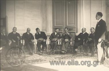 Επίσκεψη Ανδρέα Μιχαλακόπουλου - αντιπροέδρου της κυβέρνησης Βενιζέλου - στην Αλεξάνδρεια. Ο Ανδρέας Μιχαλακόπουλος παρακολουθεί την προσφώνηση του προέδρου της ελληνικής Κοινότητας Ιβραημίας.