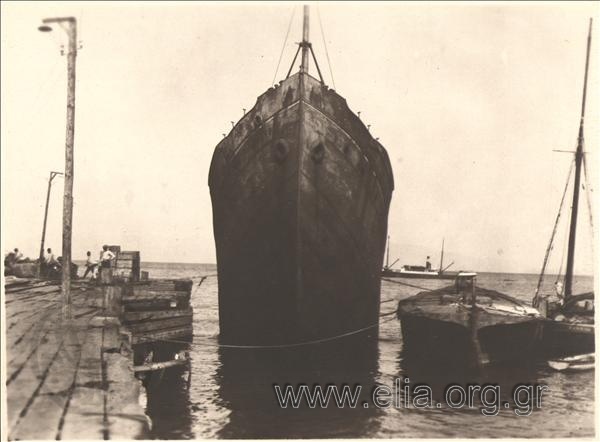 Μικρασιατική εκστρατεία: τουρκικό ατμόπλοιο στο λιμάνι των Μουδανιών, χτυπημένο στον Α' Παγκόσμιο Πόλεμο.