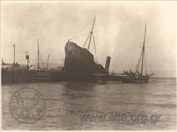 Μικρασιατική εκστρατεία: τουρκικό ατμόπλοιο στο λιμάνι των Μουδανιών, χτυπημένο στον Α' Παγκόσμιο Πόλεμο.