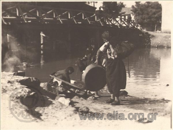 Μικρασιατική εκστρατεία: γυναίκες πλένουν σε ποτάμι.