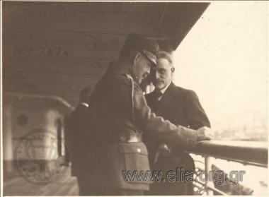 Μικρασιατική εκστρατεία, επίσκεψη του βασιλιά Κωνσταντίνου: ο βασιλιάς Κωνσταντίνος και ο πρωθυπουργός Δημήτριος Γούναρης στο κατάστρωμα πλοίου.