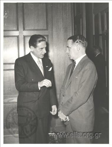 Ο Λάμπρος Ευταξίας στην πρεσβεία της Γιουγκοσλαβίας.