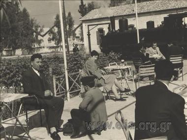 Στο σιδηροδρομικό σταθμό, αναμένοντας το τραίνο.