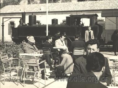 Στο σιδηροδρομικό σταθμό, αναμένοντας το τραίνο. Λουστράκος γυαλίζει τα παπούτσια του Gordon Draper.