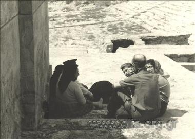 Η Maria και ο Gordon Draper τρώνε ψωμί και ελιές με γυναίκες που ξεχορταριάζουν τον αρχαιολογικό χώρο.