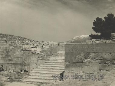 Αρχαιολογικός χώρος Φαιστού: κλίμακα και προπύλαια του παλατιού της Υστερομινωικής περιόδου, και το όρος Ίδα.