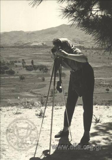 Αρχαιολογικός χώρος Φαιστού: η Maria Draper φωτογραφίζει στο άκρο του χώρου των ανακτόρων. Στο βάθος, ο κάμπος της Μεσσαράς.