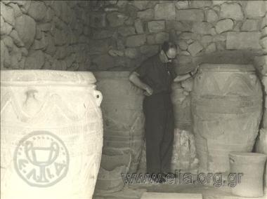Αρχαιολογικός χώρος Φαιστού: ο Gordon Draper σε αποθηκευτικό χώρο του παλατιού, ανάμεσα σε πίθους.